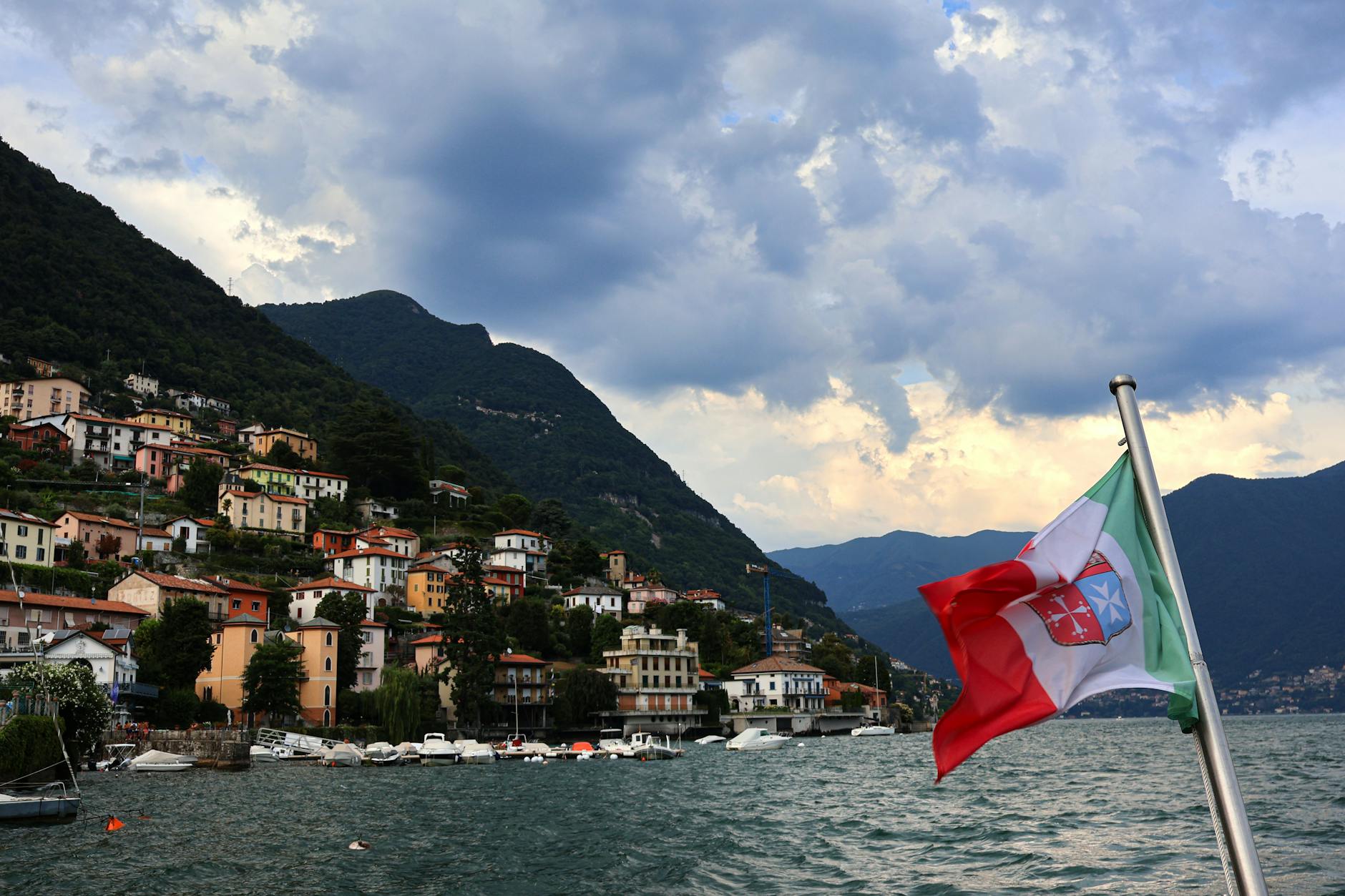 Imagen del Lago de Como con una bandera italiana tomada durante la realización de la experiencia lagos lombardos con Alps Senses