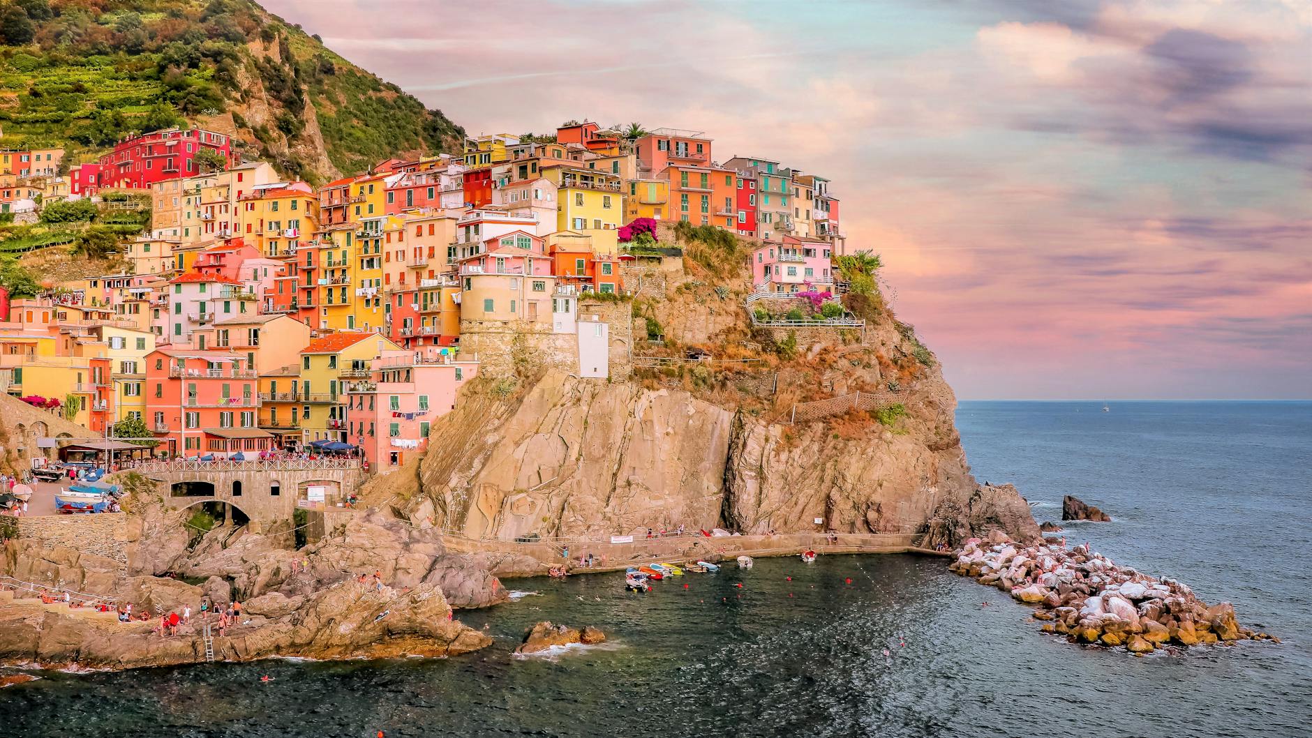 Imagen de uno de los pueblos en Cinque Terre realizada por un cliente usuario de las experiencias ofrecidas por Alps Senses