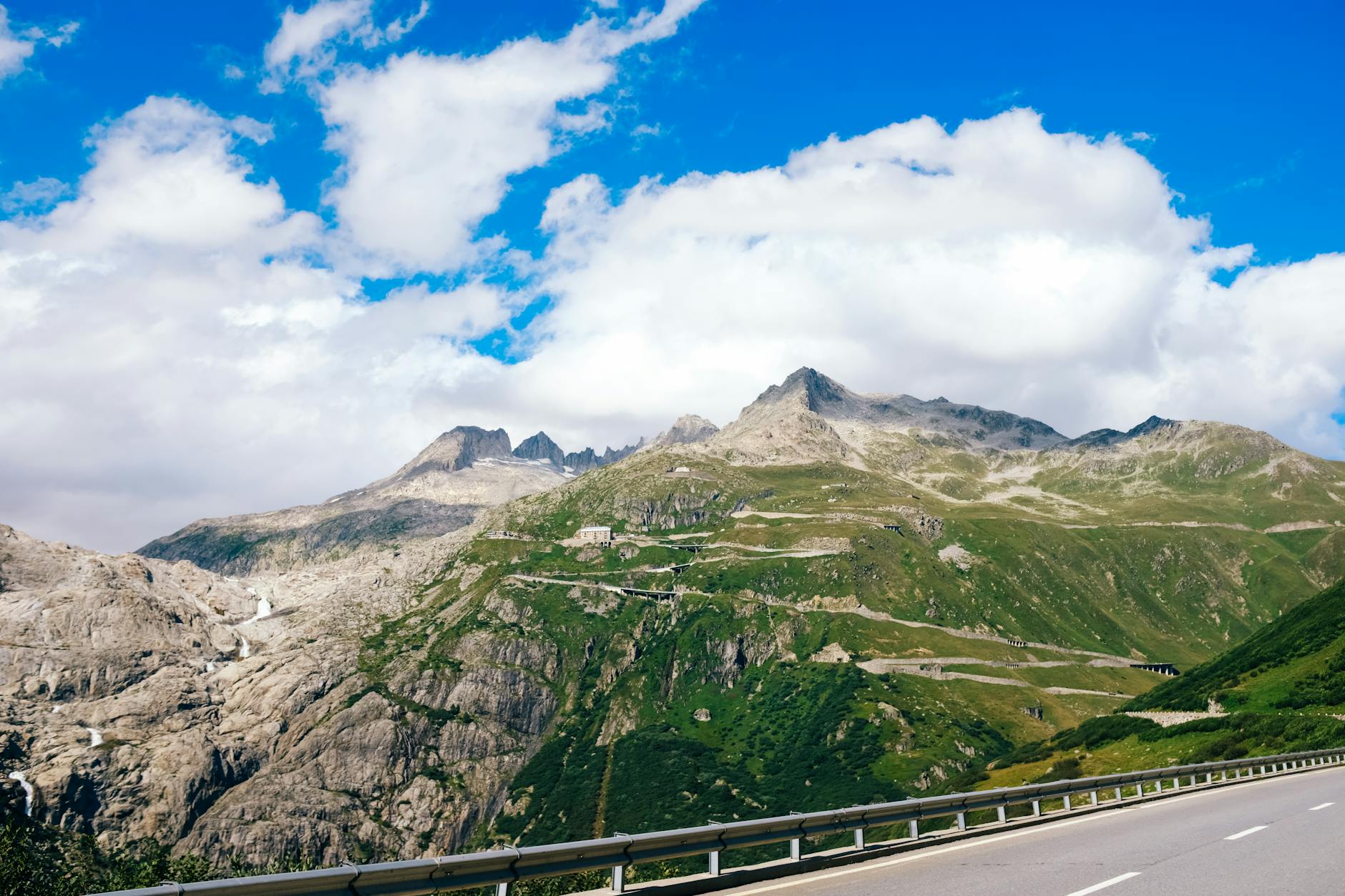 vista sulle Montagne Rocciose da una strada asfaltata
